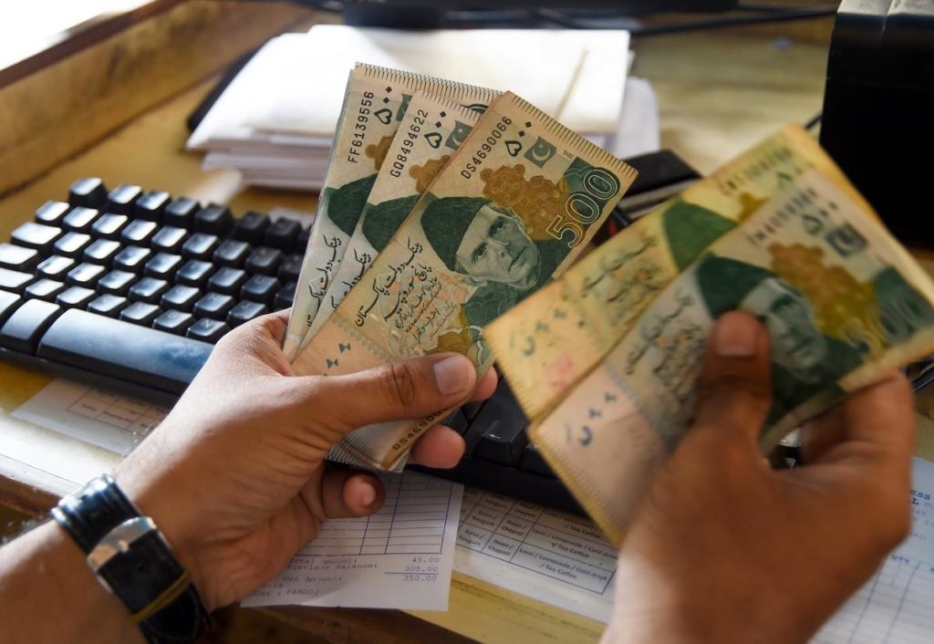 EAU- La rupia pakistaní alcanza un nuevo récord histórico frente al dólar estadounidense