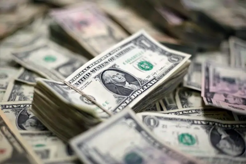Dólar se debilita tras informe de nóminas en EEUU