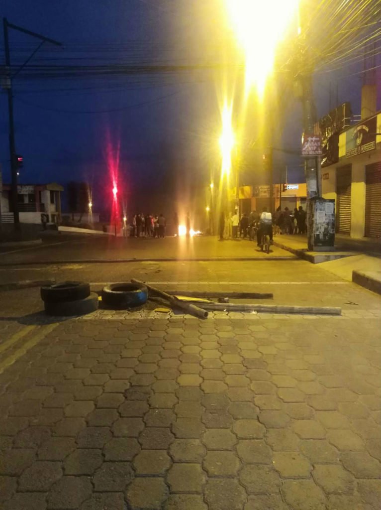 Calles de Calderón, Ecuador, desoladas y algunos elementos en la calle para impedir circulación.