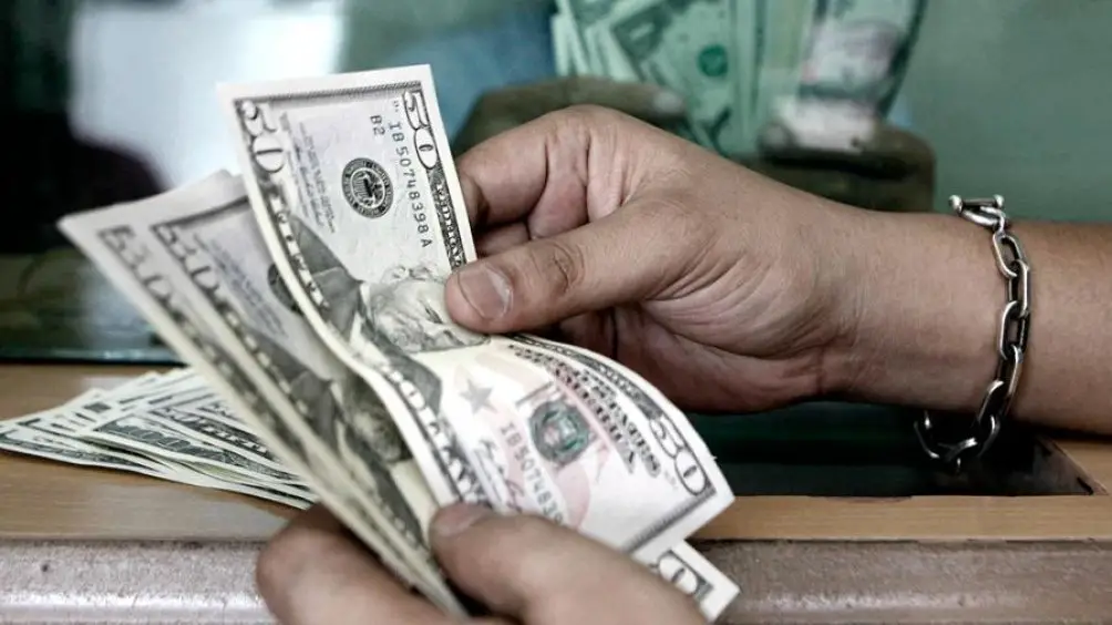 El dólar volvió a bajar y cerró en $62,986 promedio - Télam