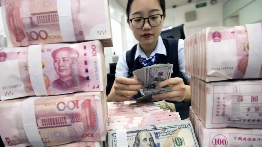 El recorte de China de la ponderación del dólar estadounidense en el índice clave impulsará la fortuna global del yuan, dicen los economistas
